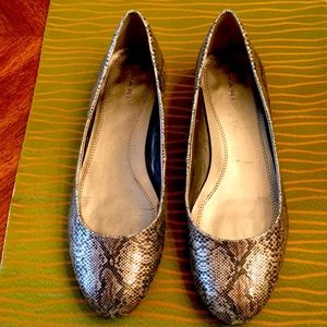 Tahari Ranma ladies flats.